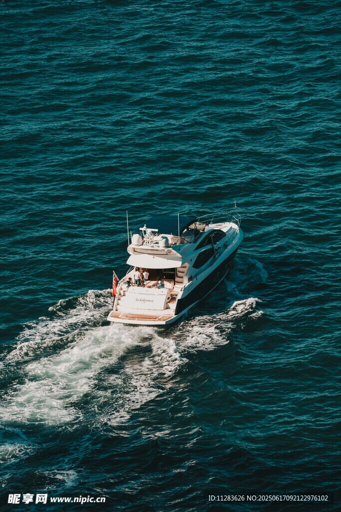 海上双游艇破浪前行