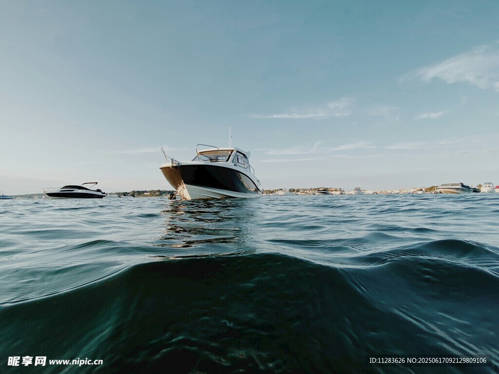海上游艇航行美景