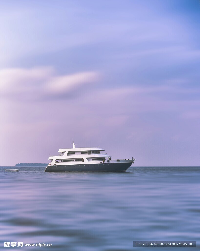 海上豪华游艇航行美景