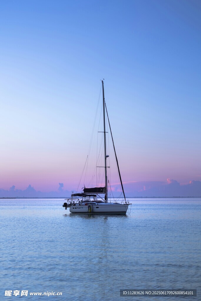 海上帆船的浪漫黄昏时刻