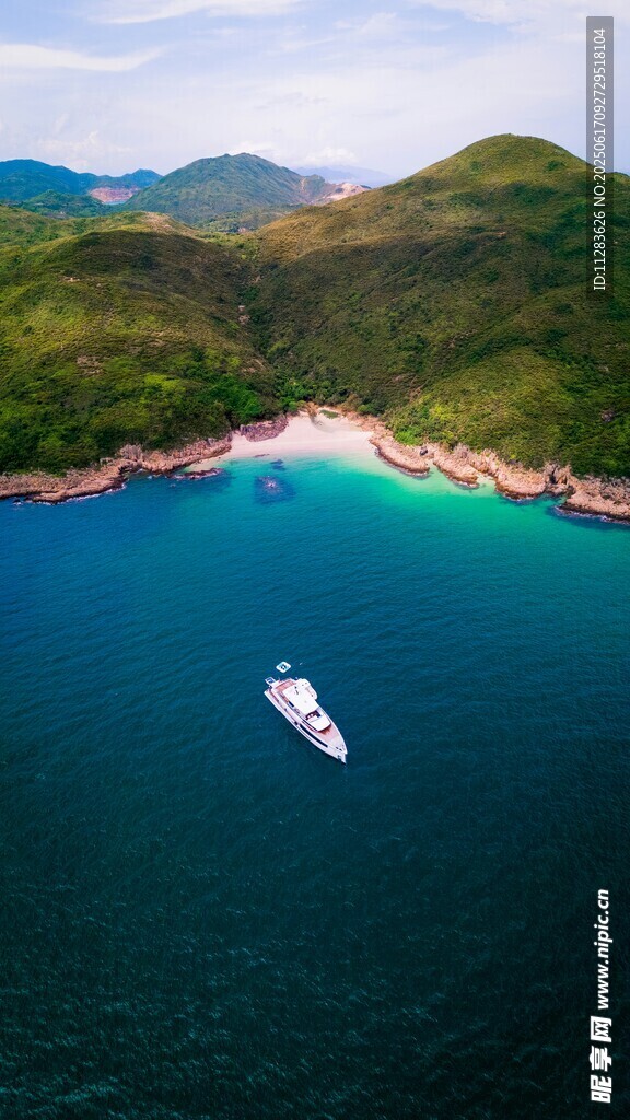 碧海青山间的豪华游艇