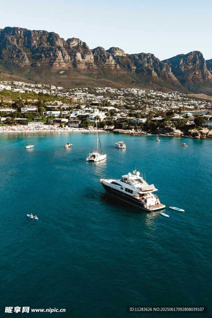 海上游艇与壮丽山景