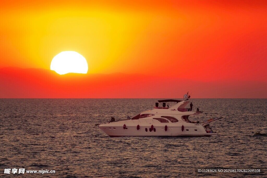 夕阳下的海上豪华游艇