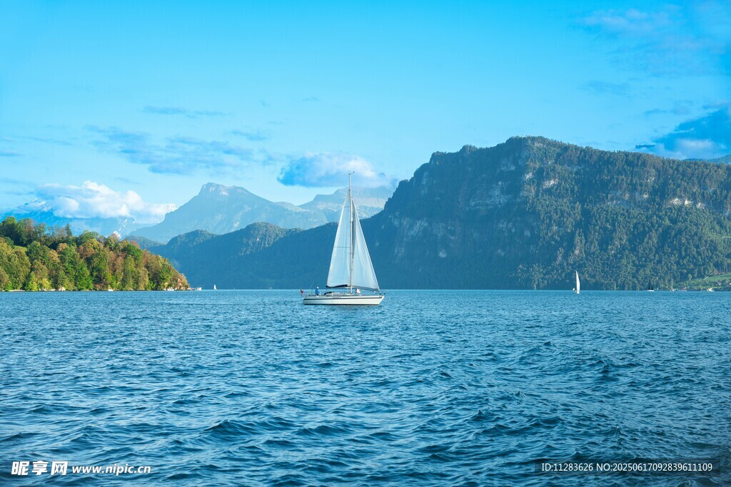 湖山之间的帆船美景