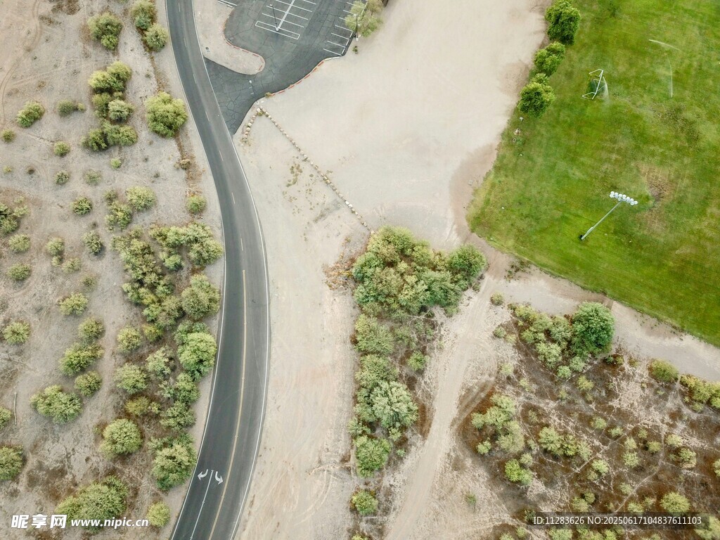俯瞰蜿蜒公路与绿植景观