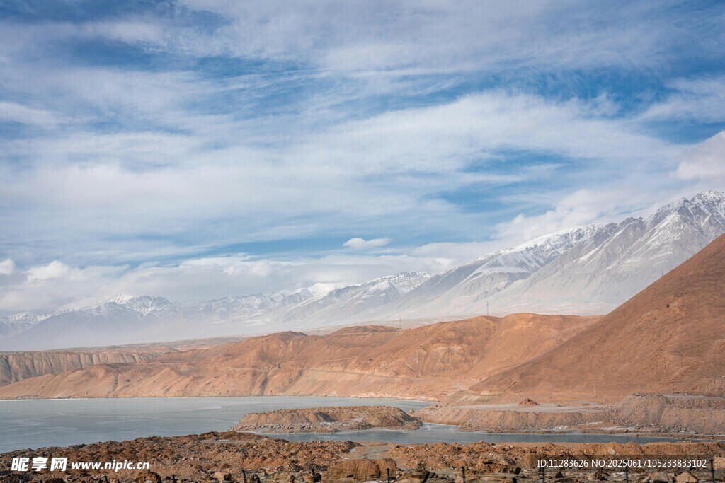 壮丽雪山下的开阔风景