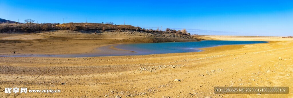 湖畔开阔沙地风景