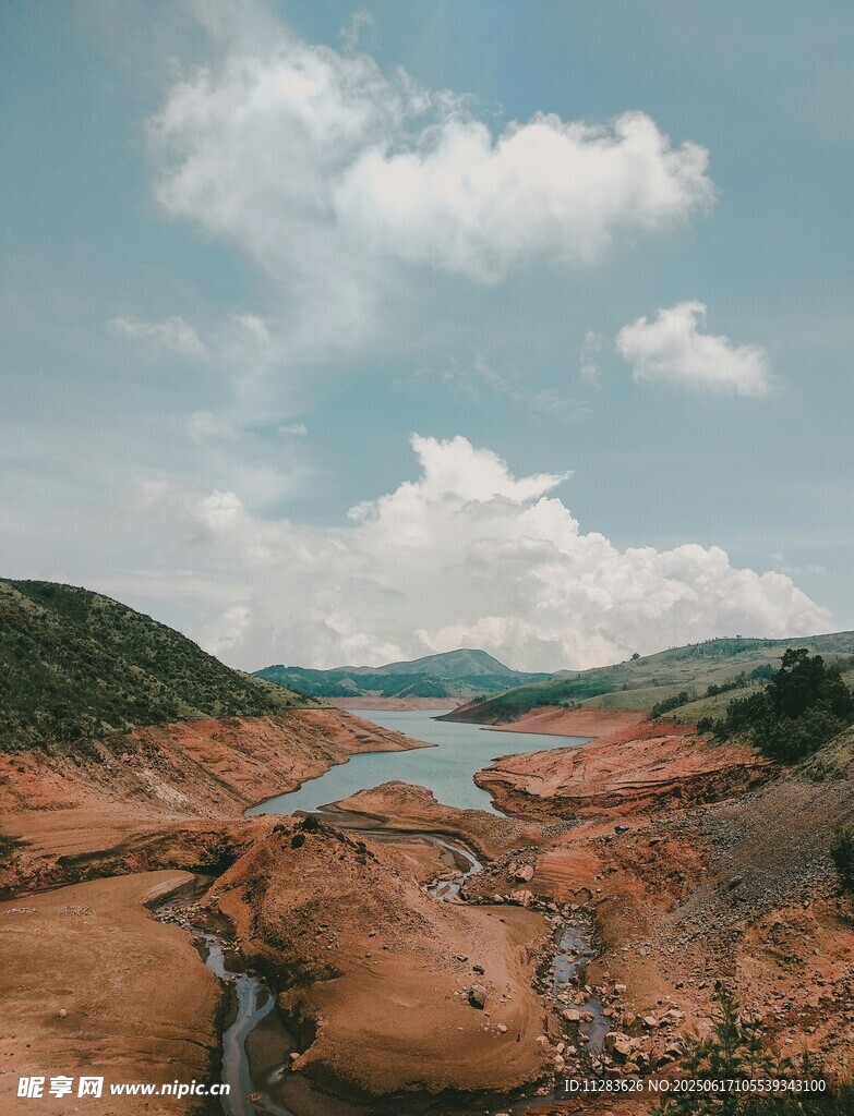 壮丽山水间的干涸河谷