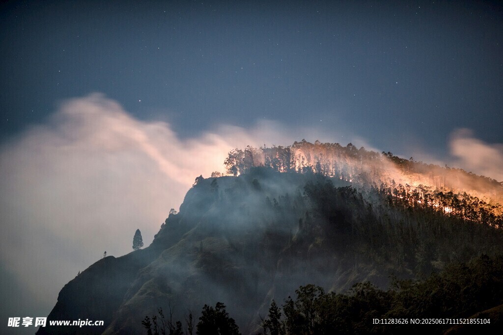 云雾缭绕的壮丽山峰