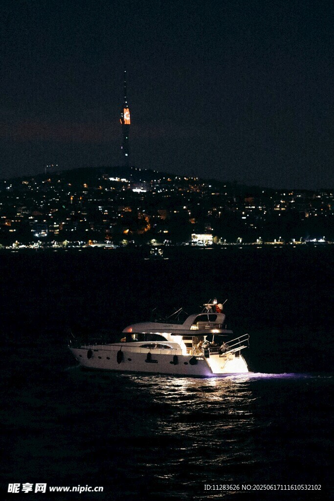 夜海航行的豪华游艇