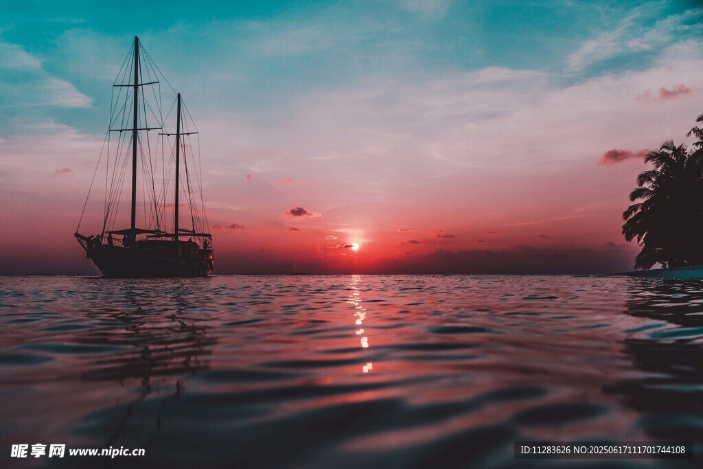 海上日落时的帆船美景