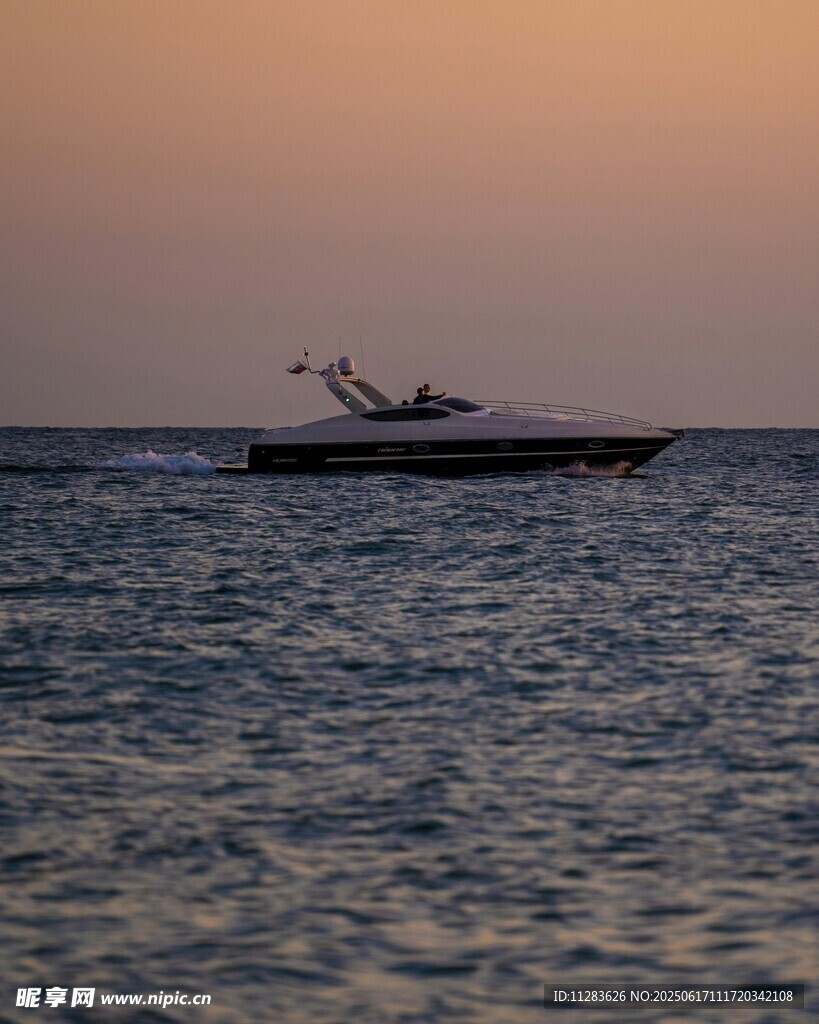 海上夕阳下的豪华游艇