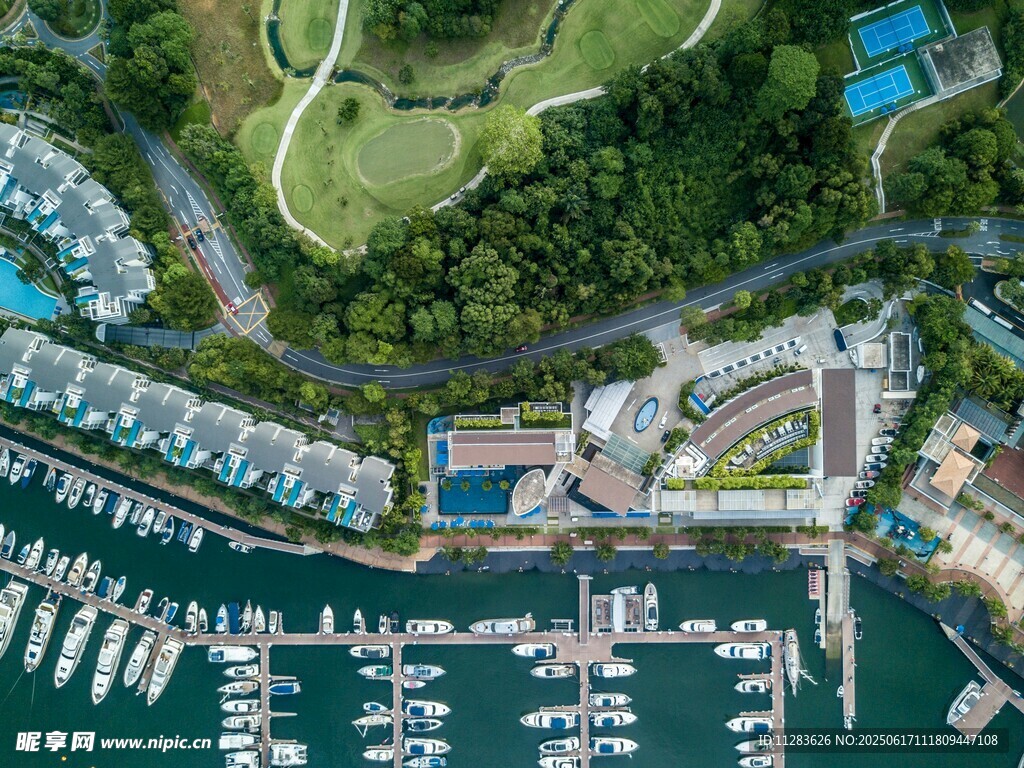 俯瞰美丽的海滨码头景观
