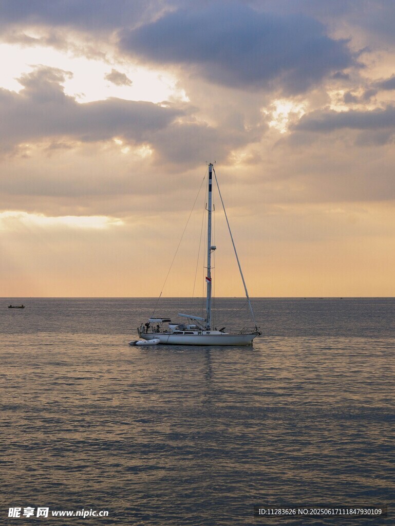 海上帆船迎夕阳美景
