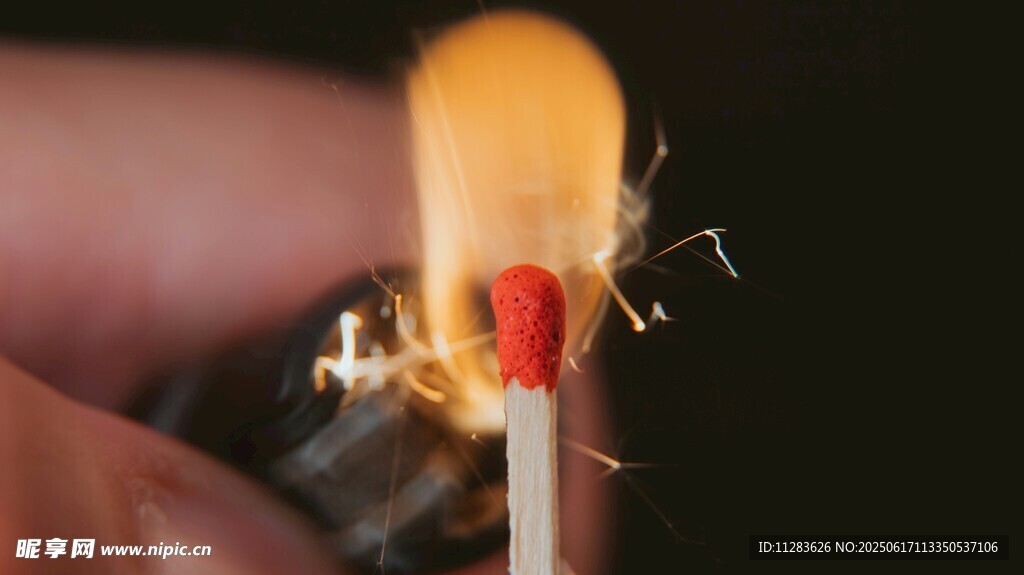 点燃的火柴