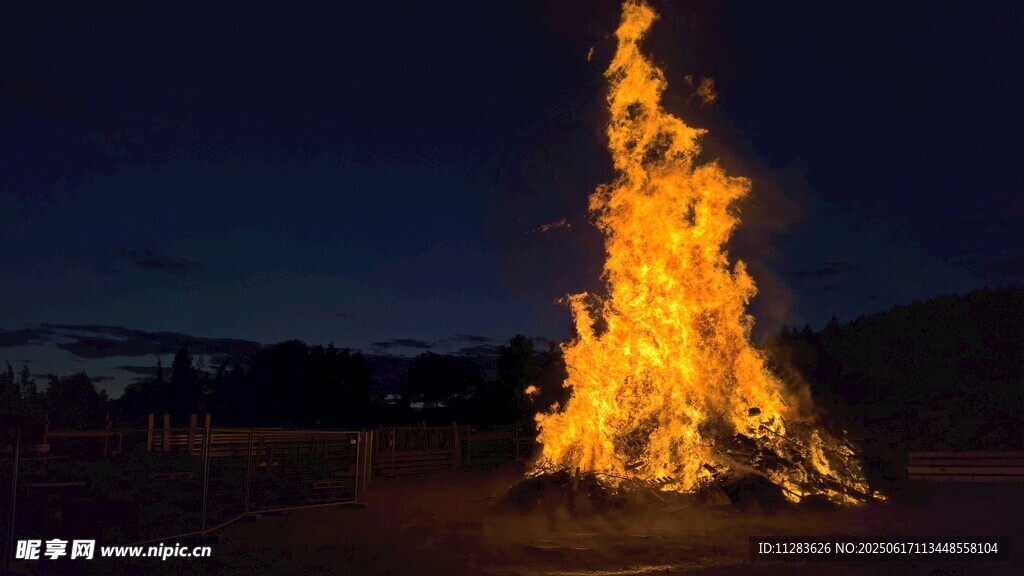 夜晚熊熊燃烧的篝火