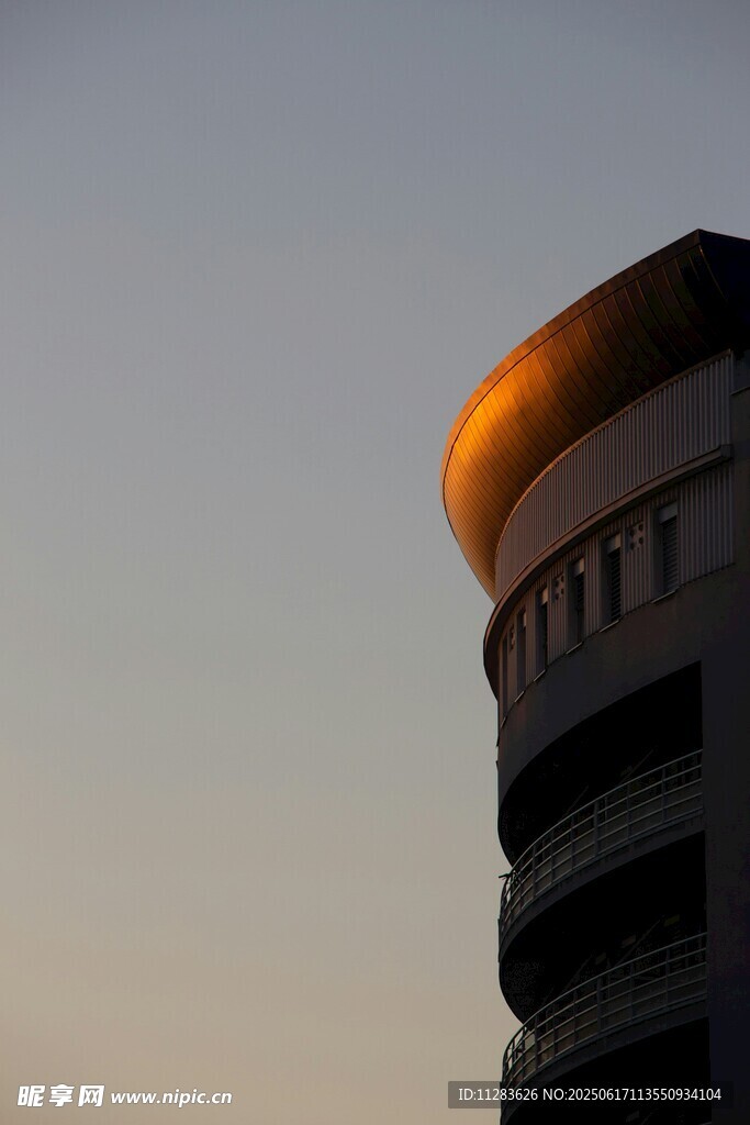 夕阳下的建筑顶部轮廓