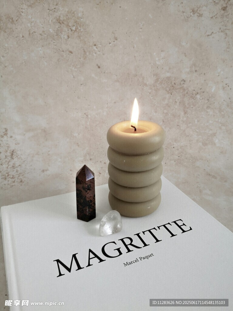 点燃的蜡烛与书籍摆件