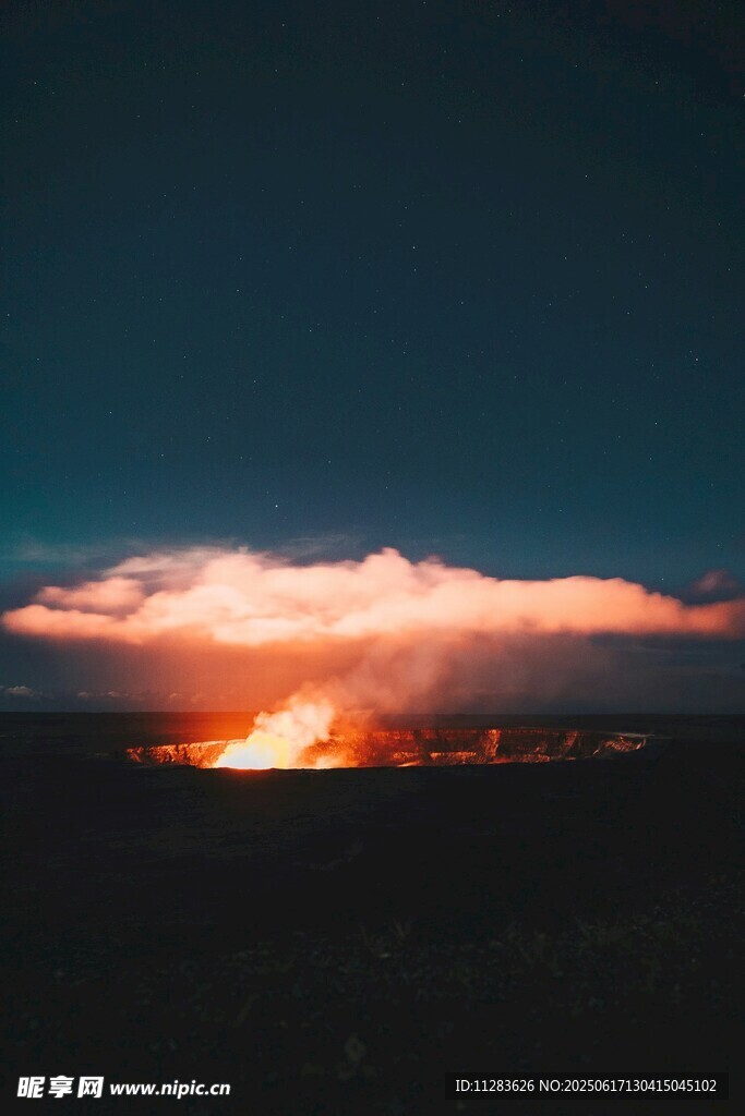 夜幕下的火山壮丽景观