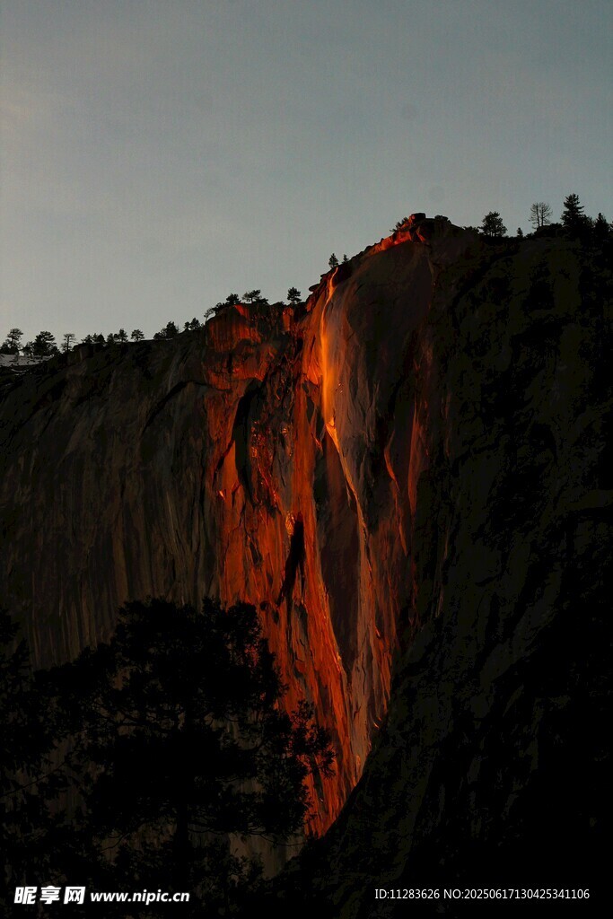 夕阳下的壮丽山壁