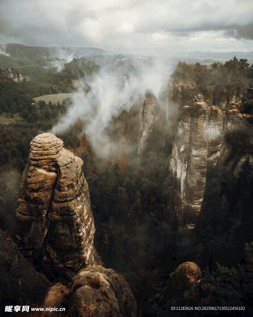 云雾缭绕的壮丽山间奇景