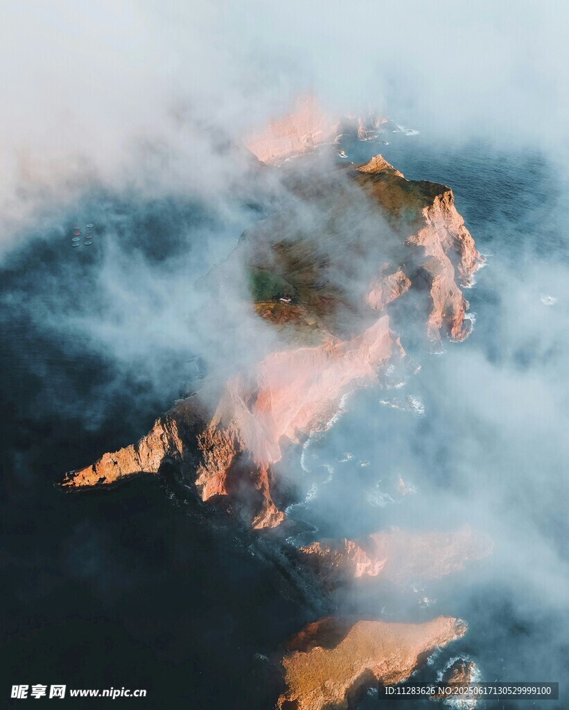 云雾缭绕中的壮丽山峦