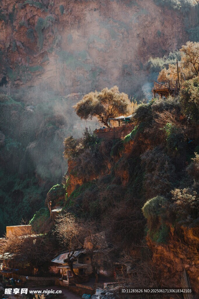 山间晨景
