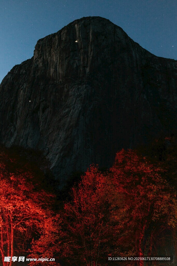 夜幕下红树映衬的巍峨山峰