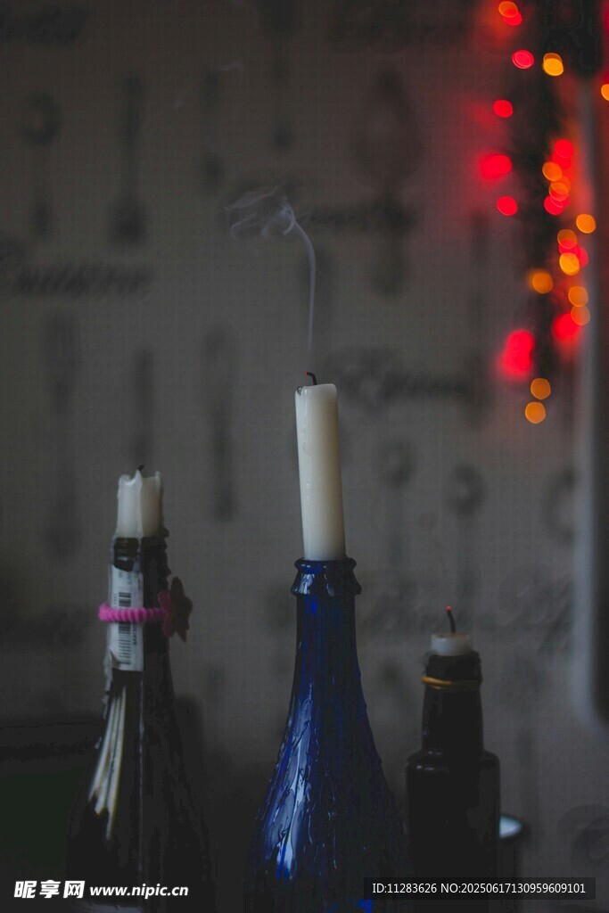 酒吧中的酒瓶与蜡烛