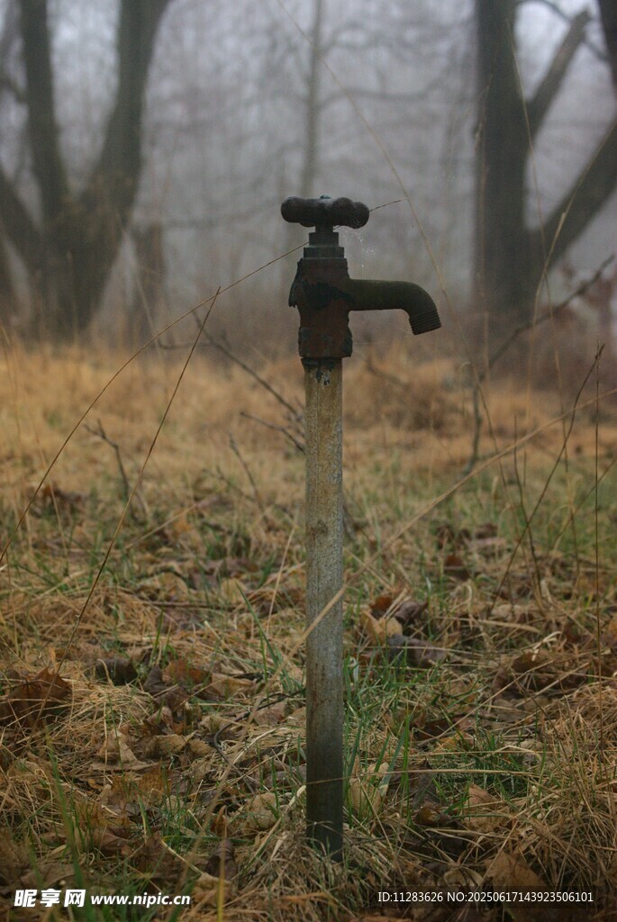 野外孤立的老旧水龙头