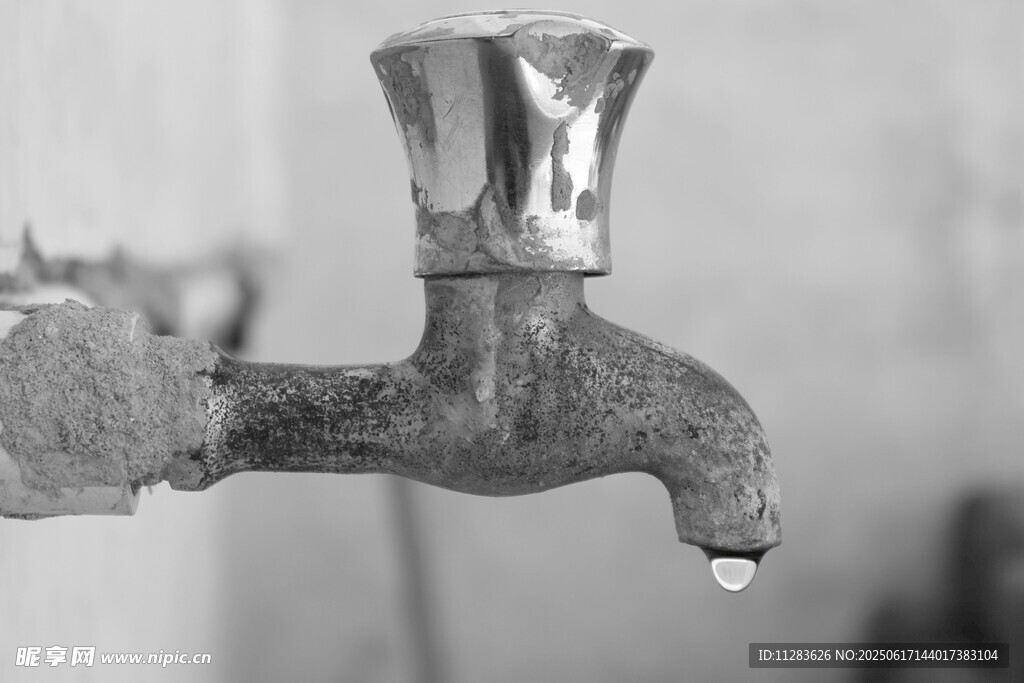 老旧水龙头滴水瞬间