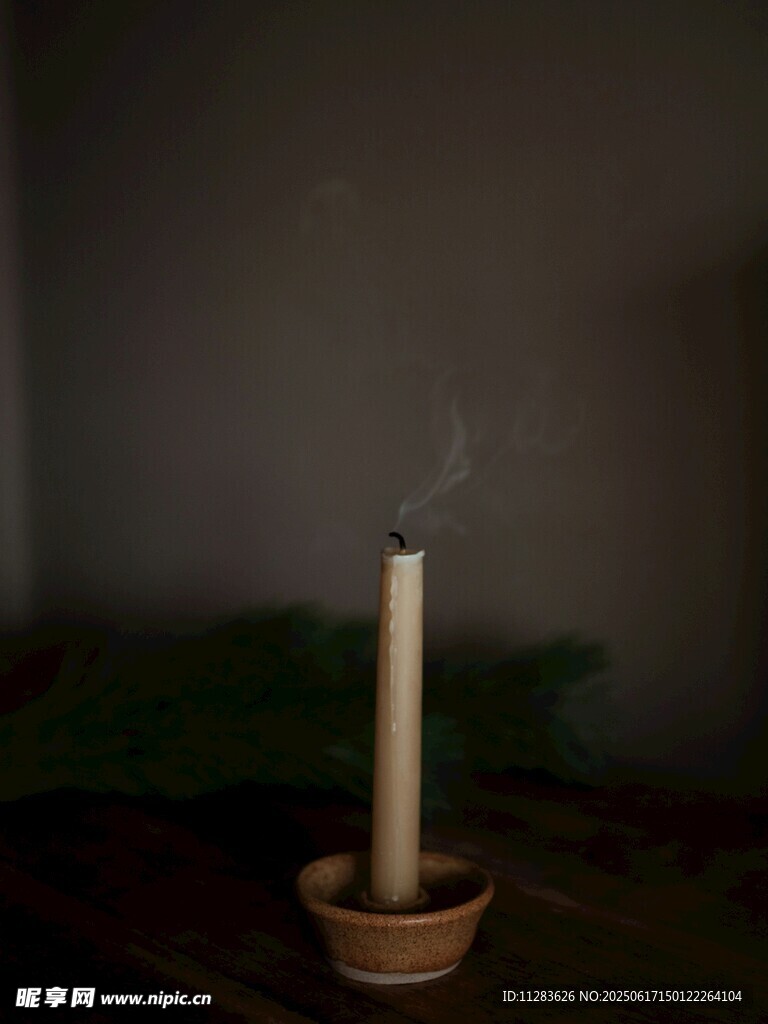 暗光中燃烧的一支蜡烛