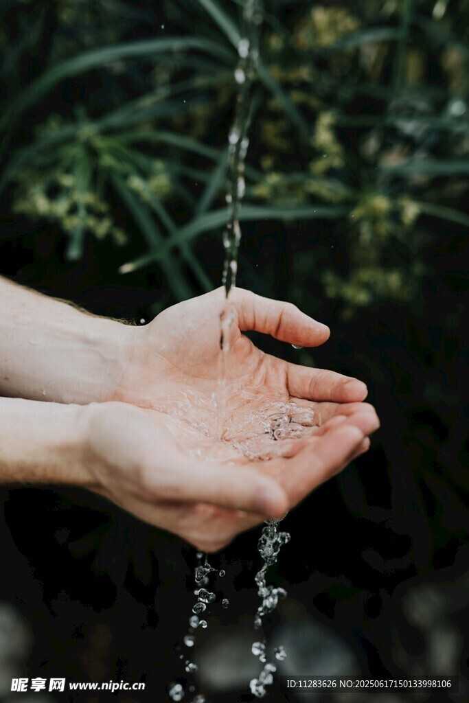 双手捧接清水瞬间