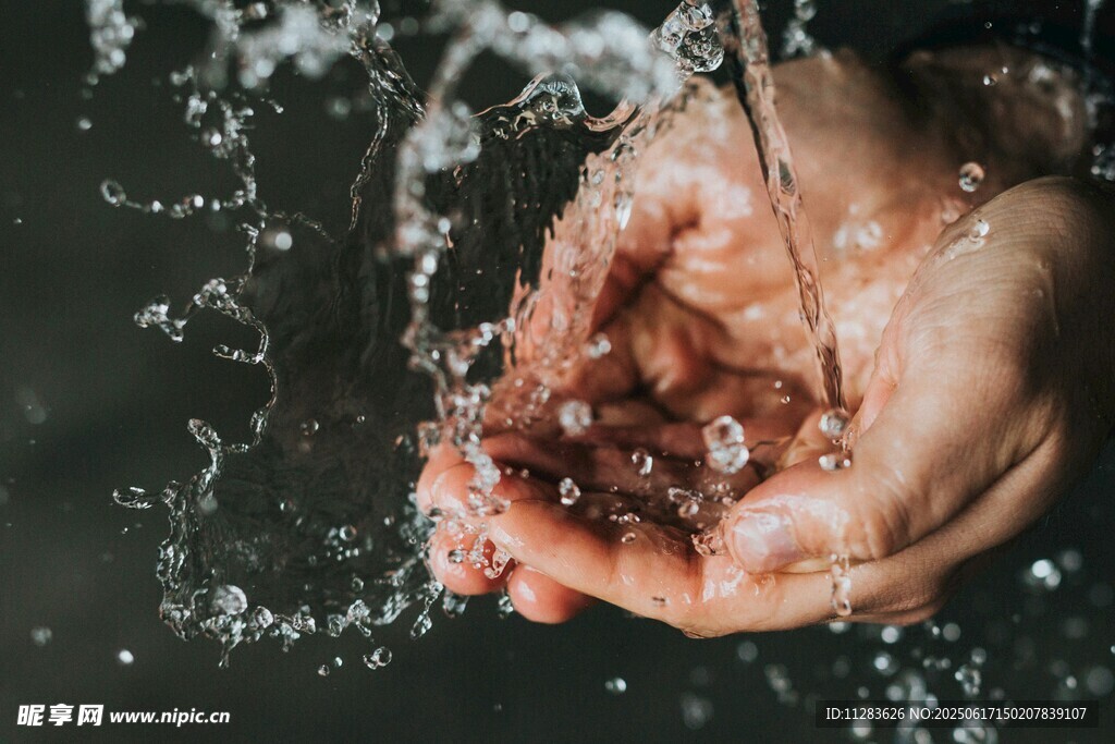 双手捧水溅起晶莹水花