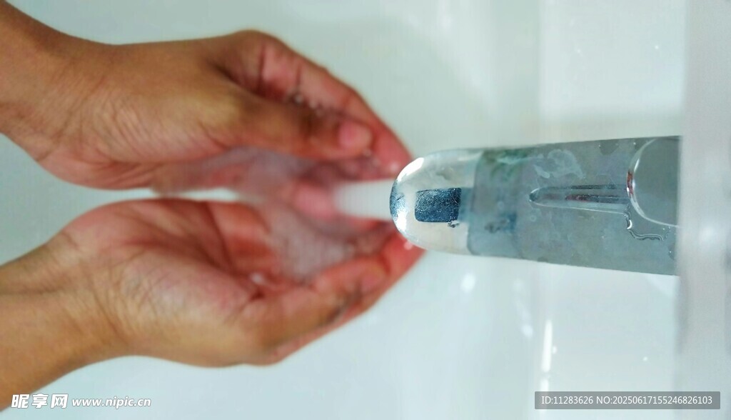 双手在水龙头下洗手