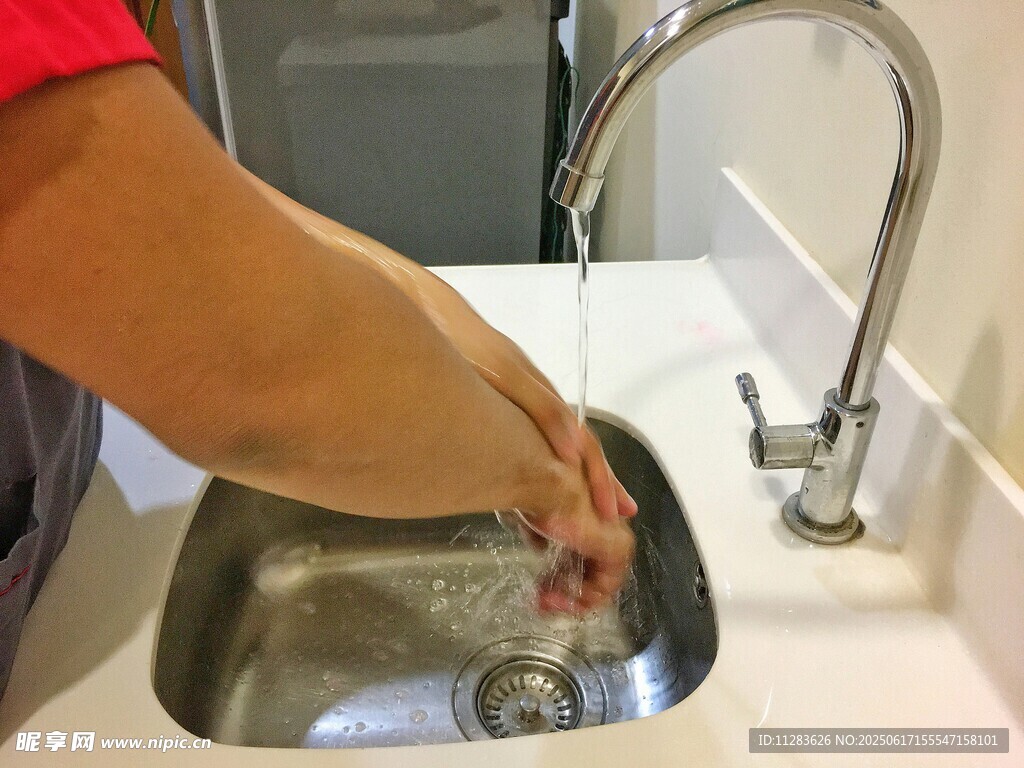 洗手于水龙头下
