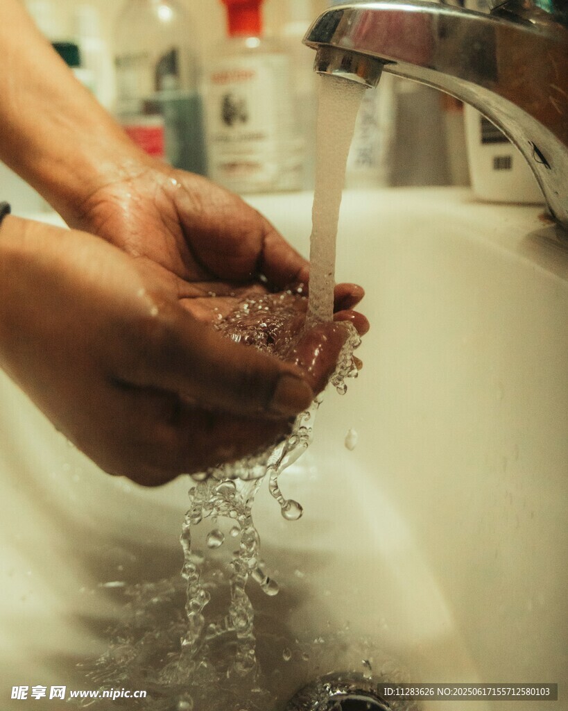 双手在水龙头下清洗泥土