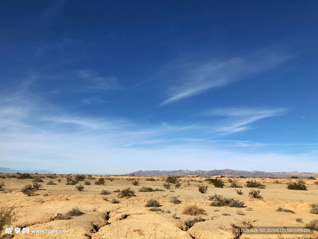 广袤沙漠蓝天景观