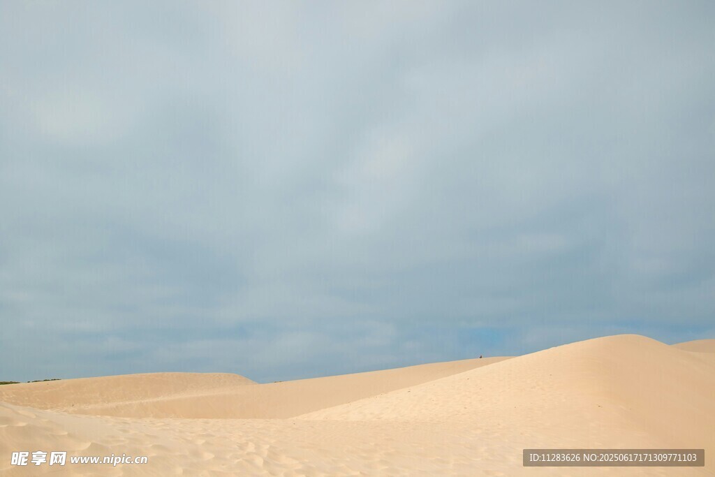 广袤沙漠与蓝天美景