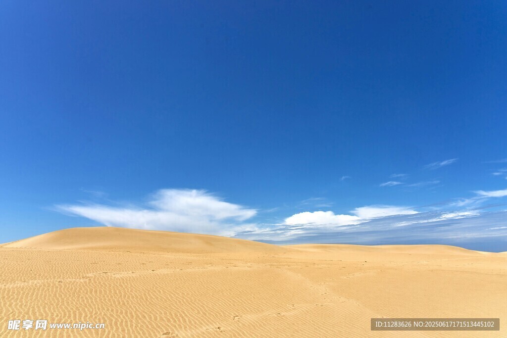 广袤沙漠与蓝天美景