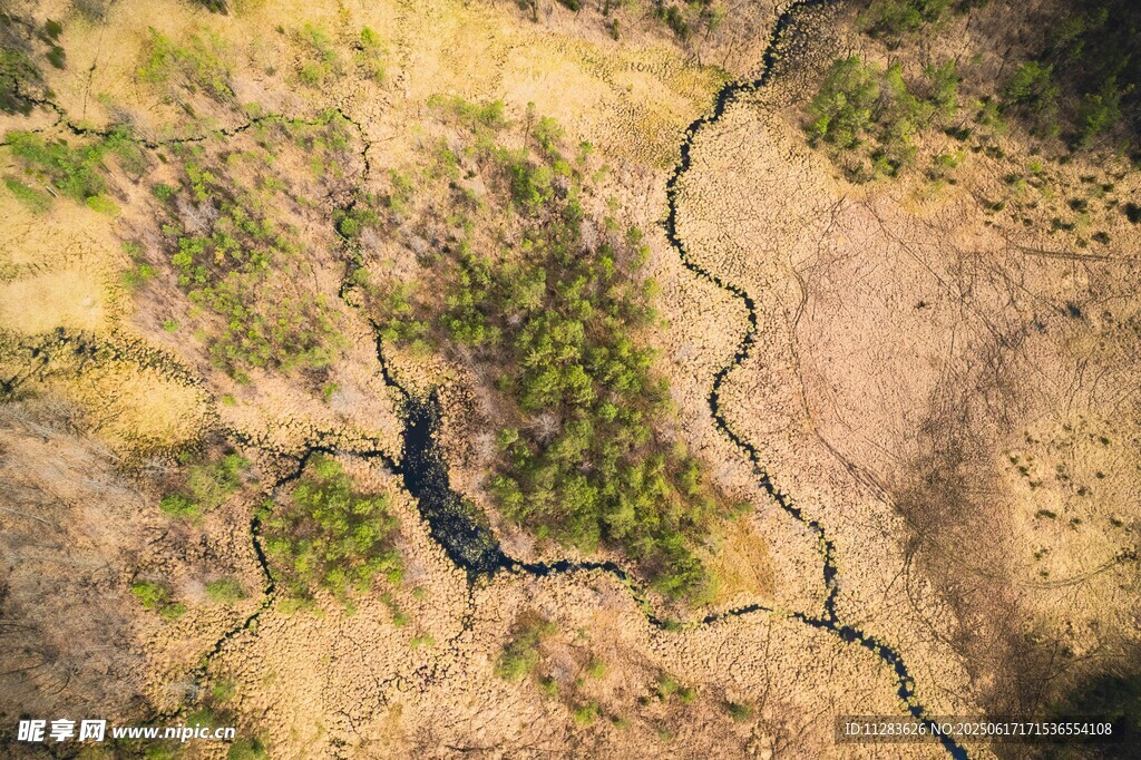 空中俯瞰大地裂痕景观