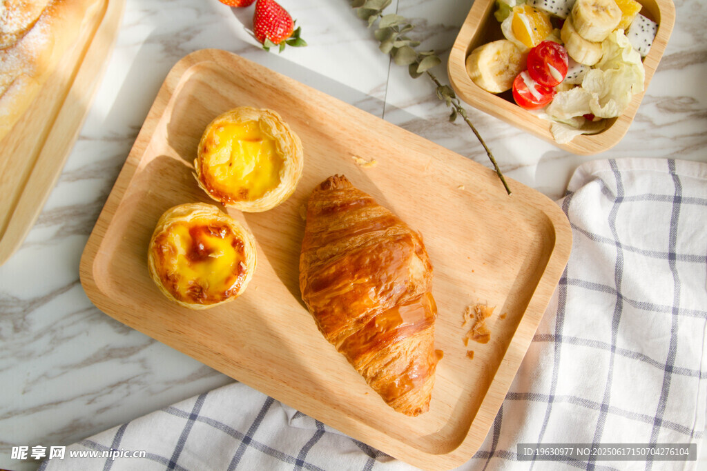 美味烘焙点心摆放在木盘上