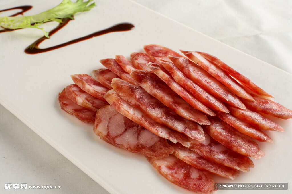 美味切片腊肠摆于盘中