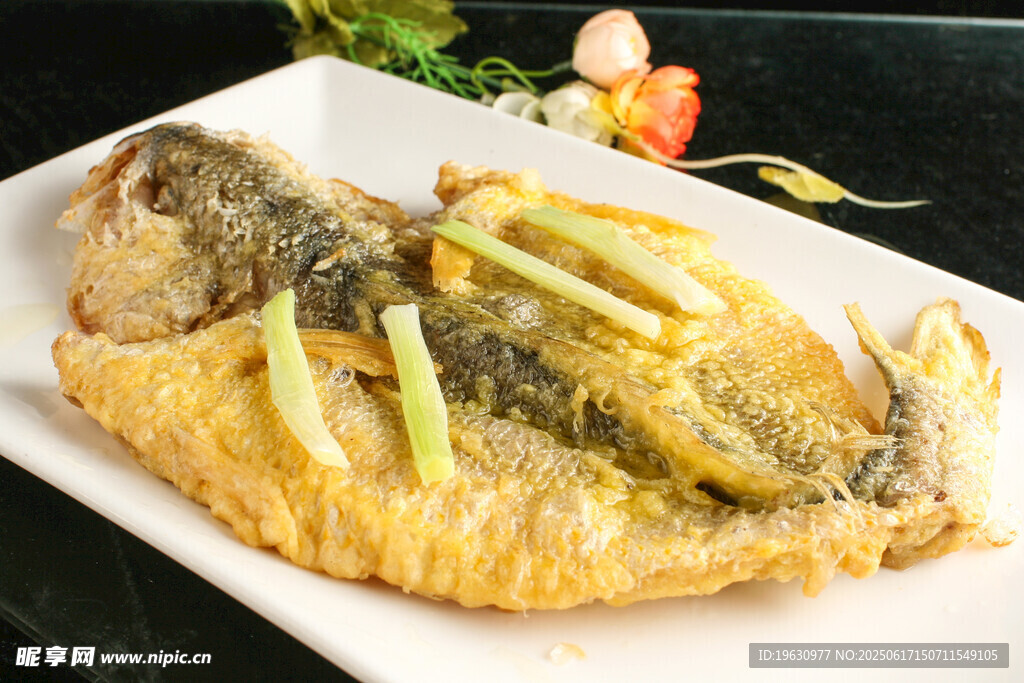 香煎黄鱼摆盘中