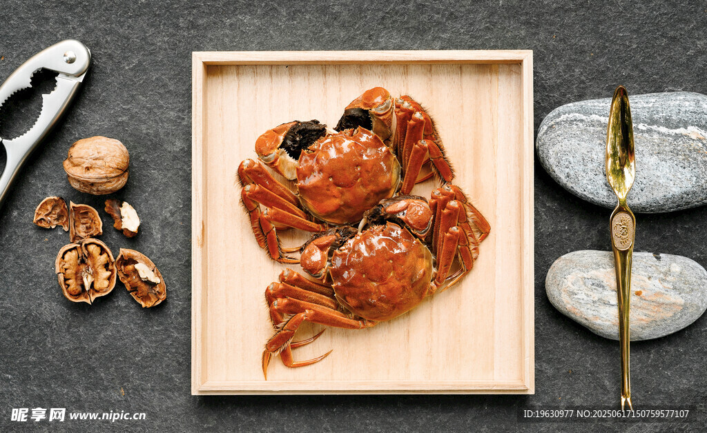 美味大闸蟹搭配精致餐具