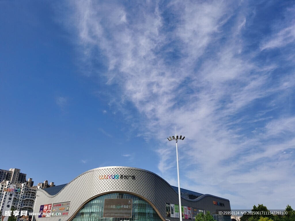 现代建筑与蓝天白云美景
