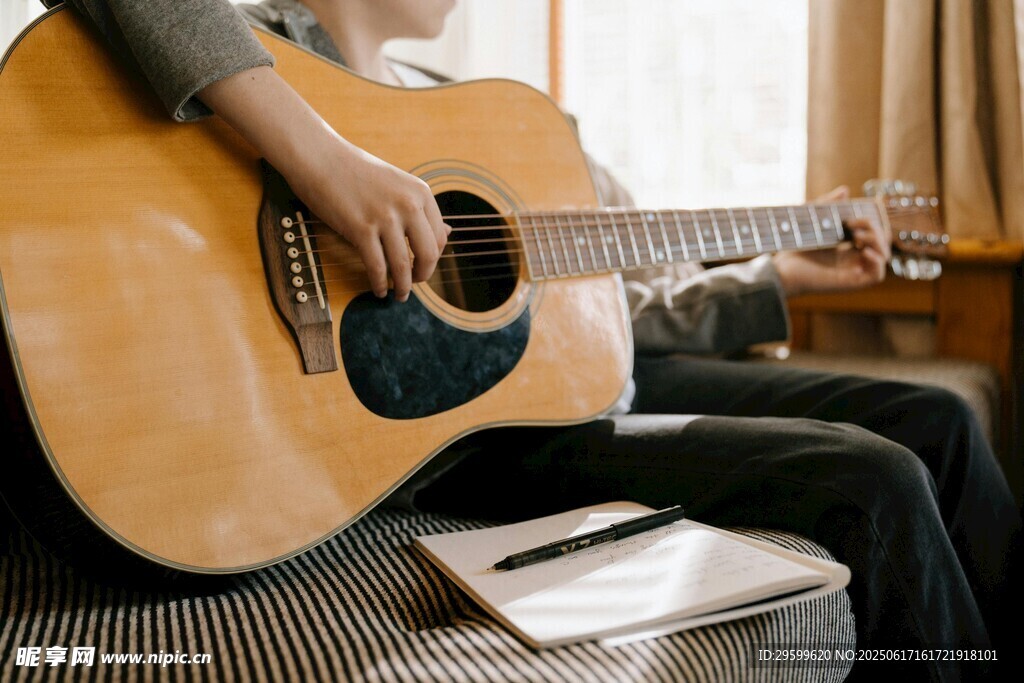 人坐沙发弹吉他惬意时光