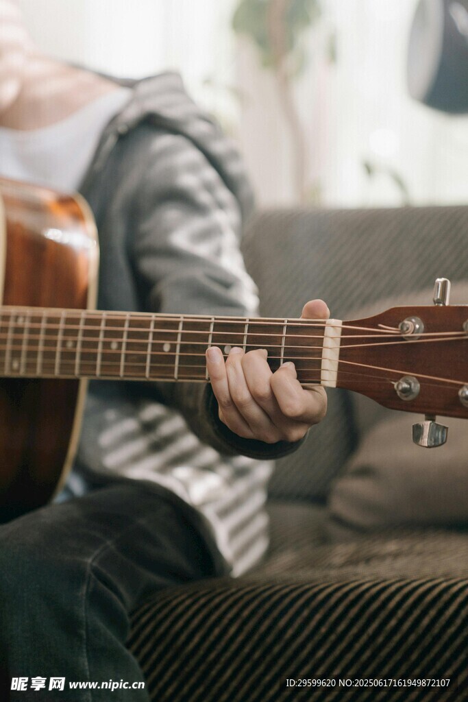 沙发上弹吉他的人