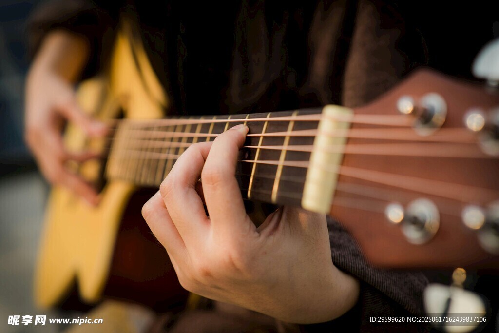 弹奏吉他的手部特写