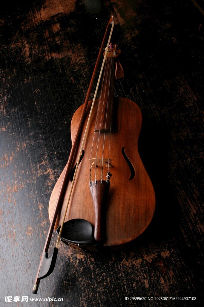 古典小提琴静置于深色背景